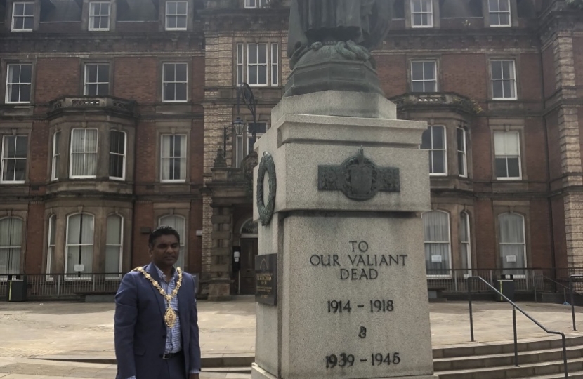 Lord Mayor lays a commemorative wreath